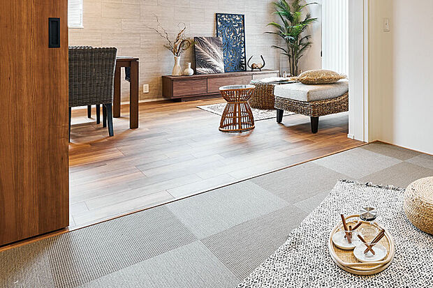 【コネクトルーム】
書斎や子どもの遊び場としてはもちろんのこと、洗濯物のアイロン掛けなどの家事スペースやお客様の応接などにも利用できます。※画像はイメージです。※号棟により採用状況が異なります。