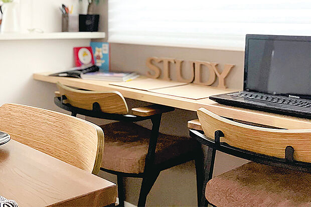 【シェアカウンター】
リビングに配置したシェアカウンターは子どもの勉強を見守るリビング学習に最適。家事と在宅ワークの両立にも役立ちます。※画像はイメージです。※号棟により採用状況が異なります。