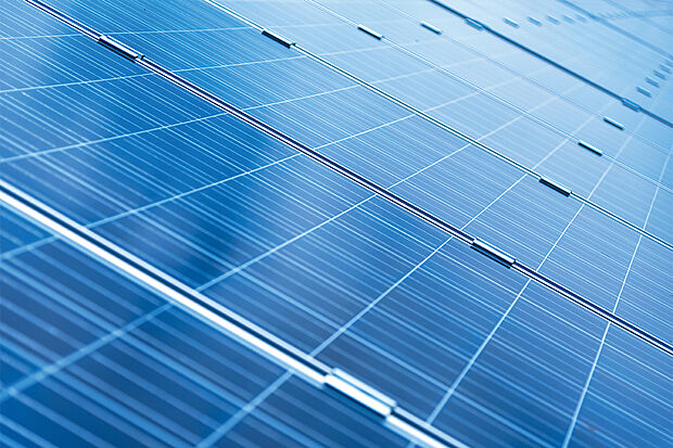 【太陽光発電システム】
太陽の光で発電できる太陽光発電システムを搭載。発電した電気を自宅で活用すれば、年々上昇傾向の光熱費が削減できます。※画像はイメージです。