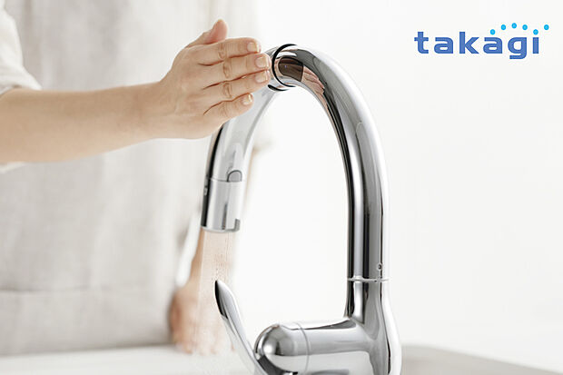 【【タッチレス蛇口一体型浄水器】】キッチンがスッキリ使える蛇口一体型浄水器。手をかざすだけの簡単操作で、汚れや泡が水栓に垂れにくい側面センサーです。水栓まわりのお手入れも楽になります。