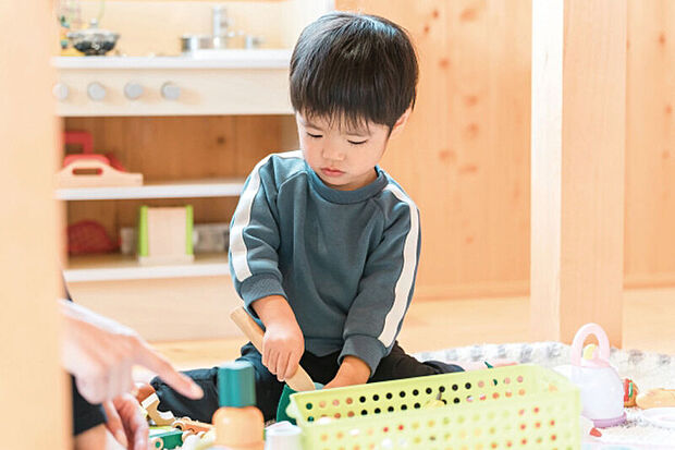 【【CONNECT ROOM/FLOORING type】】リビングとフラットに繋がる続き間でありながら、個室感覚で子どもの遊び場や在宅ワークなどに活用できます。※号棟により採用状況が異なります。