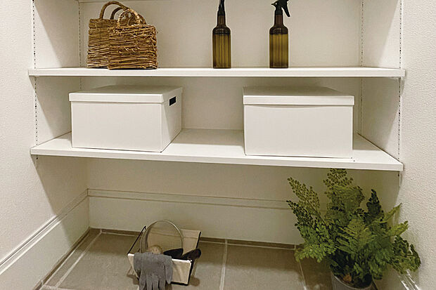 【【土間収納】】玄関脇にタイル敷きの収納スペースをご用意しました。屋内では汚れの気になるDIY用品や外遊びの道具、ベビーカーなどスペースを取る物の収納に便利です。※号棟により採用状況が異なります。