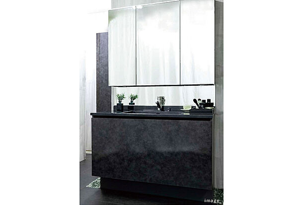 【【ポラスオリジナル「プレミアムドレッサー」】】高級感のある鏡面石目の面材とゲルコート人工大理石カウンターを組み合わせた洗面化粧台。三面鏡キャビネットで小物もしまいやすく、身支度もスマートに行えます。