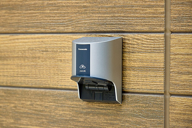 【【EV・PHEV充電用屋外コンセント】】エコカーライフをサポートする、電気自動車用の屋外コンセントを設置。時代の先進性を感じさせる洗練されたデザインです。