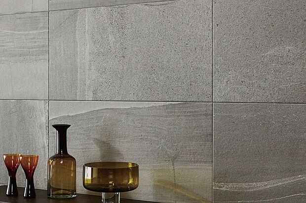 【【エコカラットプラス】】空間の演出だけでなく、自然と心地よい湿度に調湿。気になるにおいをすっきり脱臭、住まいの有害物質を低減する、優れた空気洗浄力を発揮する環境にも人にもやさしい機能を持ったデザイン壁です。※号棟によりカラー