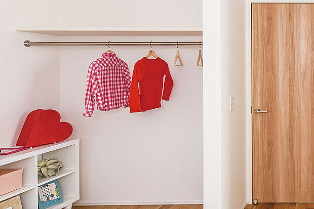 【【オープンクロゼットコーナー】】収納=隠すではなく、自由な発想で整理整頓を習慣化する助けになります。扉を開ける動作を無くすことで、家事動線もスムーズになります。※号棟により採用状況が異なります。※画像はイメージです。