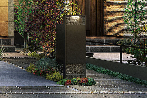 【【宅配ボックス付機能門柱】】不在時でも荷物の受け取りが可能な、宅配ボックス付きの門柱を設置しました。街並みと調和する高いデザイン性も備えています。