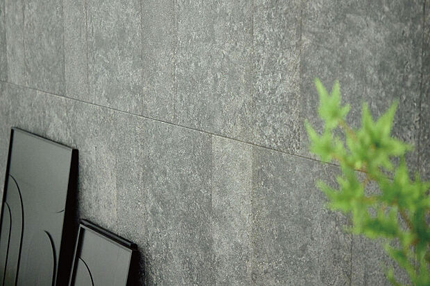 【【内装壁機能建材/エコカラットプラス】】天然石の豊かな表情を再現。湿度を快適に保ち、ニオイや有害物質を吸着・低減し、快適な室内を創ります。デザイン性と機能性を両立したインテリアです。※画像はイメージです。