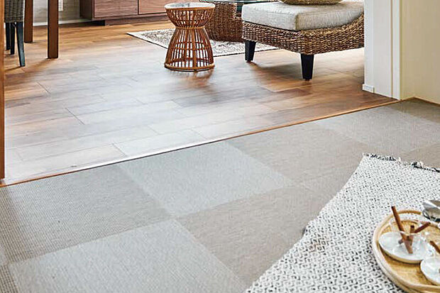 【【続き間のあるリビング】】リビングの隣に、引戸を閉めれば個室として、開放すればリビングの続き間としても使える+α空間をプランニング。客間や子育てスペースなど、多様なライフスタイルに柔軟に対応できる、あると嬉しい空間です。※号棟