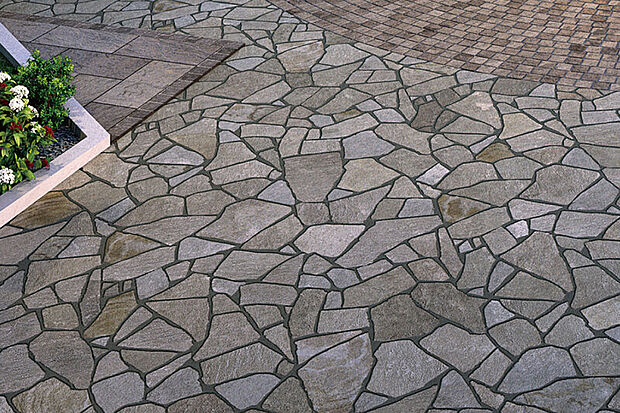 【【天然敷石】】本物の石が持つランダムな表情と質感が邸宅のアクセントとなり、一体感を演出します。見た目の美しさはもちろん、水はけの良さや汚れにくさも特徴です。※画像はイメージです。