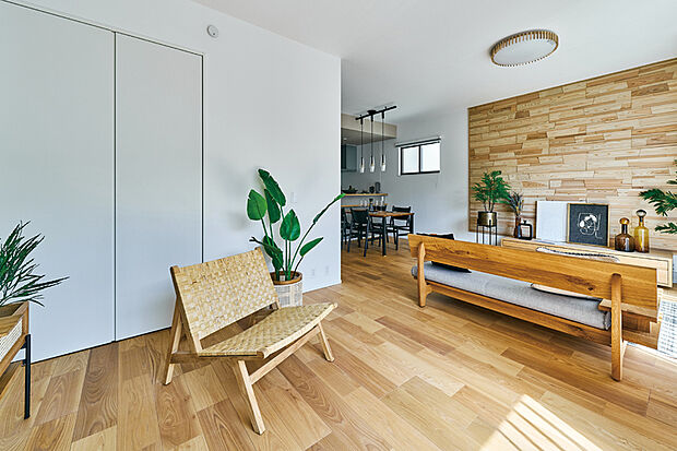 【【ワイドリビング】】家族が自然と集まり、ゆったりと過ごせる開放感のあるLDK。マルチラウンジとして間仕切ることも可能です(有料オプション)。※画像はイメージです。※号棟により採用状況が異なります。