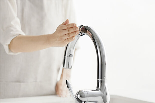 【【タッチレス蛇口一体型浄水器/LC】】手間なく毎日おいしい水が使い続けられる蛇口一体型浄水器。側面センサーで吐止水時の操作がスムーズなうえ、止水時反応速度0.6秒のストレスフリーな操作性が魅力です。