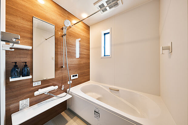 【【バスルーム/リクシルAX】】なめらかな光沢が美しい人造大理石浴槽は、ダブル保温構造で地球にも家計にも優しいエコアイテム。いつでもきれいなバスルームが続く、お手入れの簡単さも魅力です。