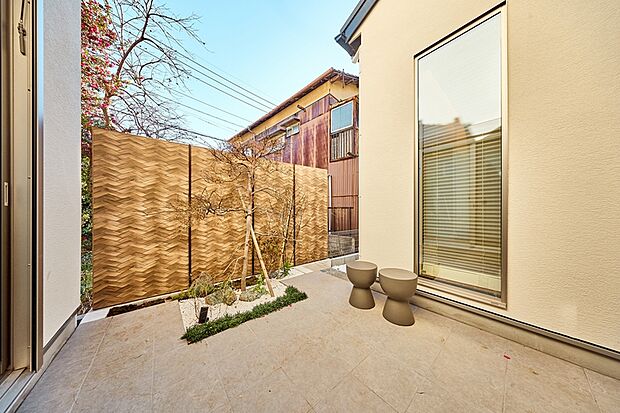 【【プライベートな時を紡ぐ「坪庭」】】木の風合いの塀に囲まれた凛とした佇まいを魅せる坪庭。外からの視線を気にすることなく、ほっと心が和む時間を過ごせます。※1号棟モデルハウス/2025年12月撮影