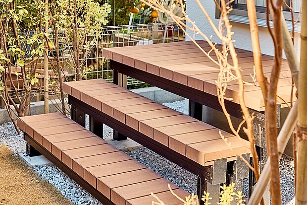 【【内と外とを繋ぎゆったりと寛げる「縁側」】】白砂利を敷いた場所に縁側を設えました。和の風情と爽やかな風を感じながら外を楽しみ、憩いの時間も満喫できます。※1号棟モデルハウス/2025年12月撮影