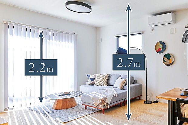 【【ハイシーリング・ハイサッシ】】リビングの天井高を2.7m、掃き出し窓の高さを床から2.2mに設定。明るく広がりのある団らん空間を創出します。※画像はイメージです。※一部天井が下がる場合がございます。