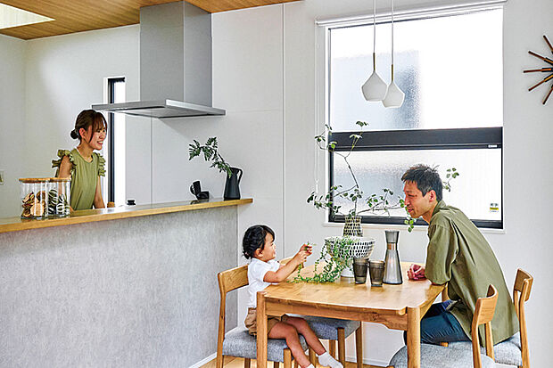 【【ハイオープンキッチン】】料理や後片付けをしながらご家族との会話を楽しんだり、リビングで遊んでいるお子様を見守ることができる、ハイオープンキッチンを採用しました。※画像はイメージです。