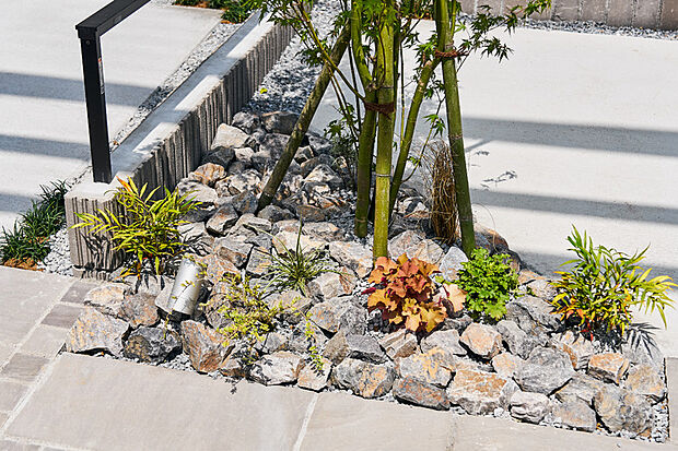 【【化粧割栗石「よいやみ」】】存在感のある割栗石をエクステリアに採用。自然な風合いと立体感が街並みにアクセントを添え、美しい景観を創出します。※画像はイメージです。