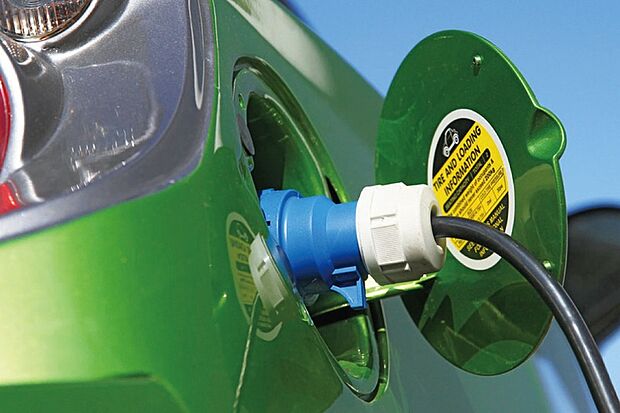 【【EV・PHEV充電用屋外コンセント】】エコカーライフをサポートする、電気自動車用の屋外コンセントを設置。時代の先進性を感じさせる洗練されたデザインと共に、充電ケーブルの接続のしやすさや、毎日の充電に求められる耐久性にも配慮しています。