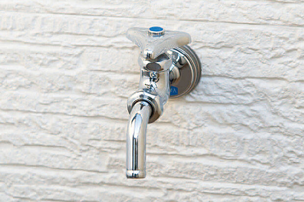 【【バルコニー水栓】】バルコニーのお掃除はもちろん、ガーデニングにも利用できる便利な水栓を全邸に設置しています。※号棟により採用状況が異なります。