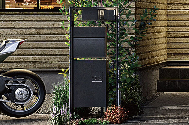 【【宅配ボックス付機能門柱】】宅配ボックス、ポスト、TVホンが一体となったスタイリッシュかつ機能的な門柱。外出時や手が離せない時も荷物を受け取れます。お子さまの留守番の際にも役立ちます。