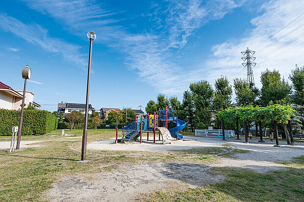 苗塚塚前公園（現地より徒歩6分）