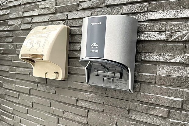 【【EV・PHEV充電用コンセント】】エコカーライフをサポートする、電気自動車用の屋外コンセントを設置。時代の先進性を感じさせる洗練されたデザインです。※画像はイメージです。