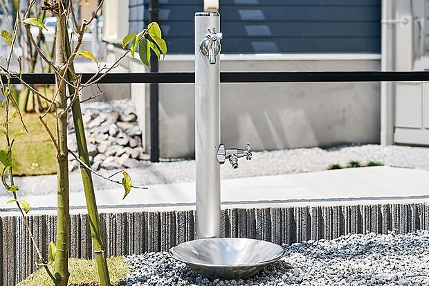 【【立水栓】】洗車や植栽の水遣りなどに便利なスタイリッシュな水栓。使い勝手の良い2口タイプを採用しています。※画像はイメージです。