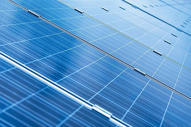 【【太陽光発電システム】】太陽の光で発電できる太陽光発電システムを搭載。発電した電気を自宅で活用すれば、年々上昇傾向の光熱費が削減できます。