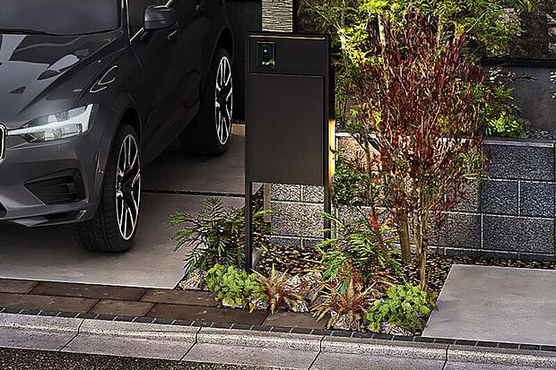 【【宅配ボックス付機能門柱】】外出時でも荷物を受け取ることができる、便利な宅配ボックス付の機能門柱を採用しました。外観デザインと調和するスタイリッシュなデザインも魅力です。