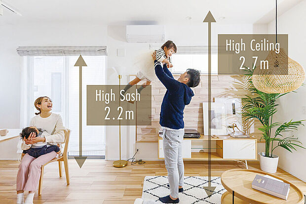【【空間にゆとりを創出するハイシーリング・ハイサッシ】】リビングの天井高を2.7mに設定。サッシ内法高2.2mの広がりも開放感を与えてくれます。※号棟により、一部天井、サッシの高さは異なります。