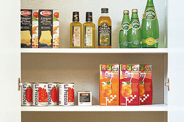 【【パントリー】】キッチン家電などをスッキリと収納しておけるパントリー。保存食や飲料なども保管しておけるので、いざという時の備えにも活躍します。※画像はイメージです。※号棟により採用状況が異なります。