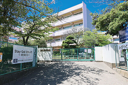 上尾市立芝川小学校/徒歩9分 約720m