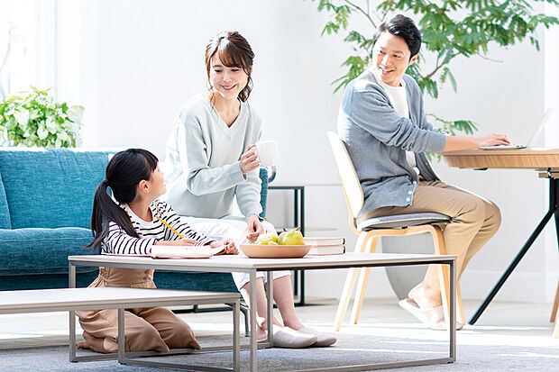 【【17帖以上のLDK】】住まう人がゆったりと憩えて、我が家の時間を過ごせるよう、広めのLDK空間を確保しました。食事や家族団らんをのびのびと楽しみながら、趣味などの自分の時間も心地よくくつろげます。※画像はイメージです。