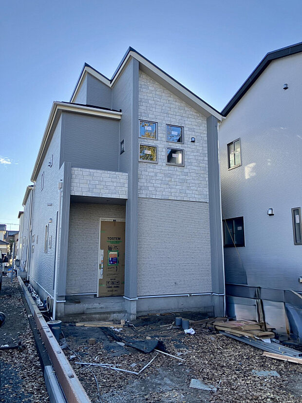 【1号棟　外観】　国が定めた耐震等級で最高の「3」を取得＆繰り返す地震に強い「耐震ダンパー」を搭載◎品質・性能にこだわったブルーミングガーデンの「長期優良住宅」です。