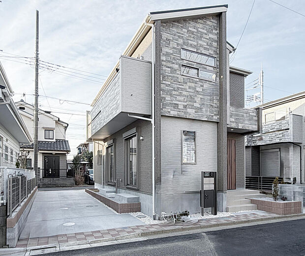 【4号棟　外観】　126m2超の広々敷地に、2台分のカースペースをご用意◎住まいに接する両面道路は幅員約4.2m～6mの公道です。2方向からのアクセスで入出庫もスムーズな、快適カーライフを実現します。