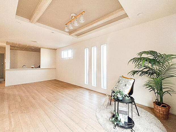 【【4号棟　1階　LDK（18.0帖）】】東側の窓には外観のアクセントにもなっている、縦長のスリット窓を採用しています。折上天井が開放的な空間を演出◎