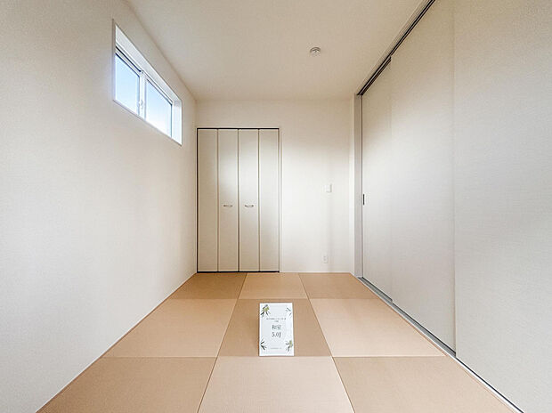 【【4号棟　1階　和室（5.0帖）】】デザイン性と安全性を兼ね備えた縁なし畳を採用◎収納付きで使い勝手もよく、客間やお子様の遊び場としても幅広く活躍します。美しく縁起が良いとされる市松模様敷きです。