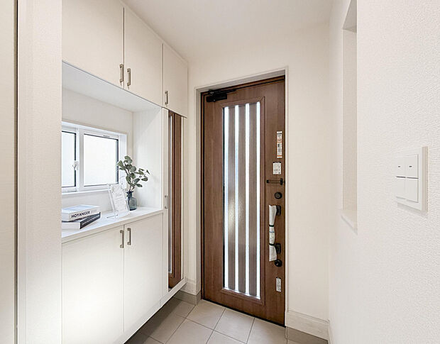 【【4号棟　1階　玄関】】鏡付きのシューズボックスを備えた玄関はお出かけ前の確認もしやすく便利です。またちょっとした物を置けるニッチも壁に備えております。