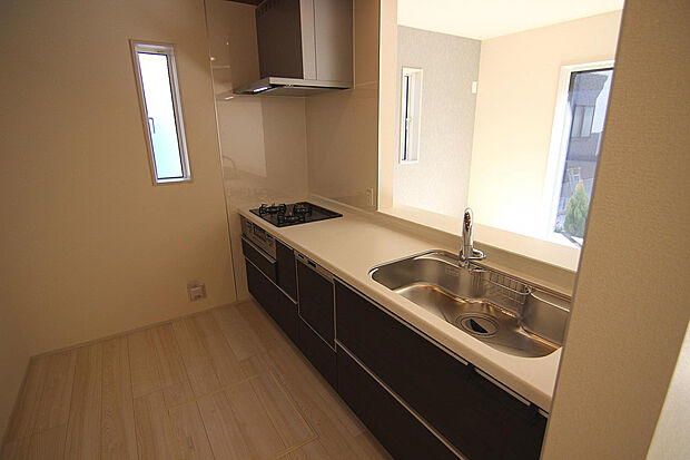 【【4号棟　和室】】130m2超のゆとりある敷地を活かし、全棟2台分のカースペース（車種による）をご用意◎前面道路は幅員約6.0mの公道で、お車の入出庫もスムーズに行えます。