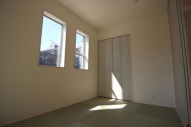 【【4号棟　和室】】ビルトイン仕様の食器洗乾燥機や浴室暖房換気乾燥機、温水洗浄便座など、暮らしを彩る設備も豊富に搭載しています。住空間を広々と活用できる、充実の収納も魅力です。