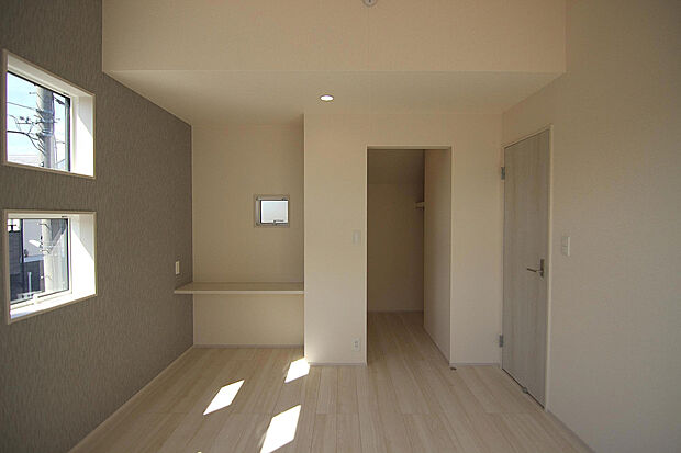 【【4号棟　2階洋室（7.37帖）】】繰り返す地震に強い「制震ダンパー」を搭載◎高減衰ゴムで揺れ幅を大幅に低減し、効果は約60年持続します。メンテナンス不要で、末永く安心の暮らしを支えます。