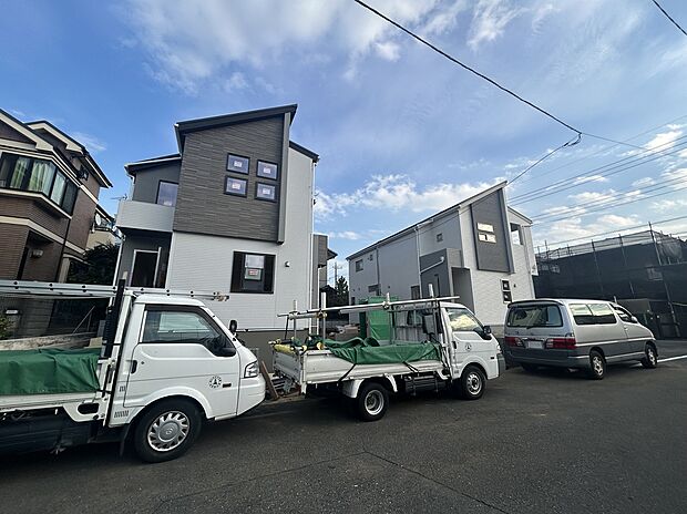 【外観(2)】カースペース2台完備◎前面道路も広く、駐車が苦手な方も安心!