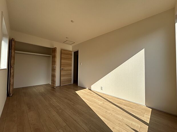 【4号棟 洋室】洋室は全室収納付きでかさばる洋服類も収納可能