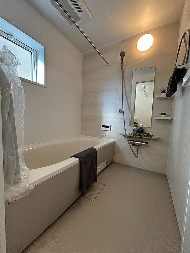 【4号棟 浴室】アクセントのある壁紙は柔らかな雰囲気を優しく演出。一日の疲れも癒せる空間に。