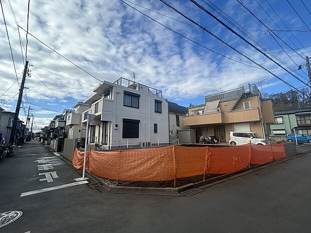 【街並みとの調和】低層住宅街に馴染む佇まい。周囲との調和を大切にした設計が魅力です。