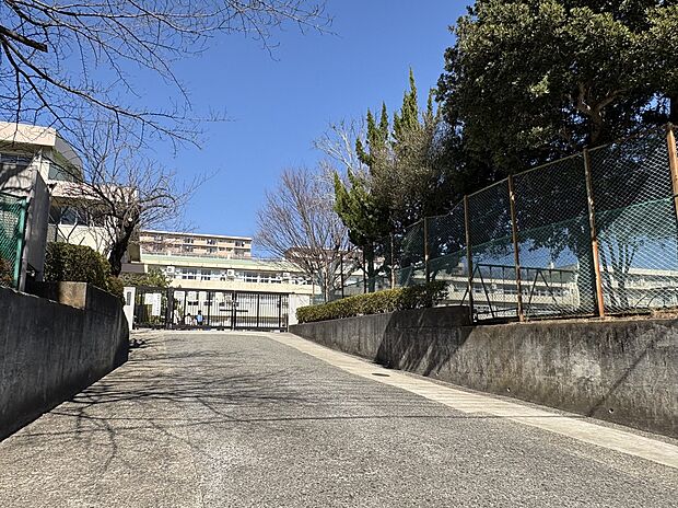 鶴川第三小学校（約660m）