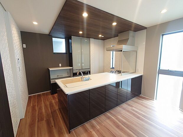 【フルオープンカウンターキッチン】キッチンのリビング側にはたくさんの収納スペースがございます