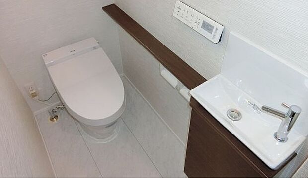 【タンクレストイレ】タンクがなくすっきりとした空間に　便器はお手入れのしやすいフチレスタイプです