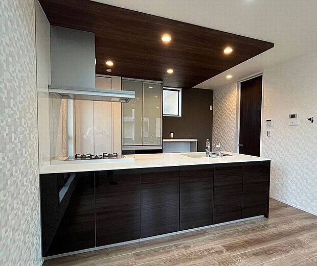 【キッチン】メーカー:トクラス
人造大理石のシンクと天板でお掃除ラクラク!フライパンを直置きしても焦げ付かず安心、オープンキッチンなら、配膳もスムーズで家族との会話も弾む設計、キッチンがもっと楽しくなる!